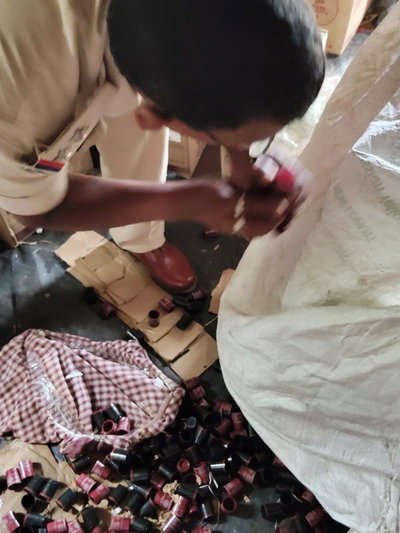 Giridih News : नकली अंग्रेजी शराब की मिनी फैक्ट्री का भंडाफोड़, 61 पेटी शराब व उपकरण जब्त