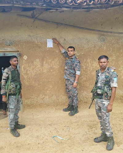 Latehar News : पुलिस ने फरार आरोपी के घर चिपकाया इश्तेहार