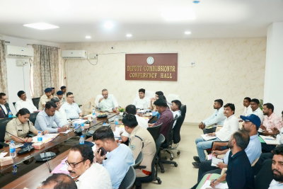 Chaibasa News : बाल श्रम व बाल विवाह की रोकथाम को लेकर चलाएं जागरूकता अभियान- डीसी