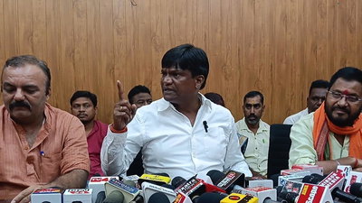 Dhanbad News : निरसा फ्लाईओवर पर सांसद ढुल्लू महतो व विधायक अरूप चटर्जी में जुबानी जंग