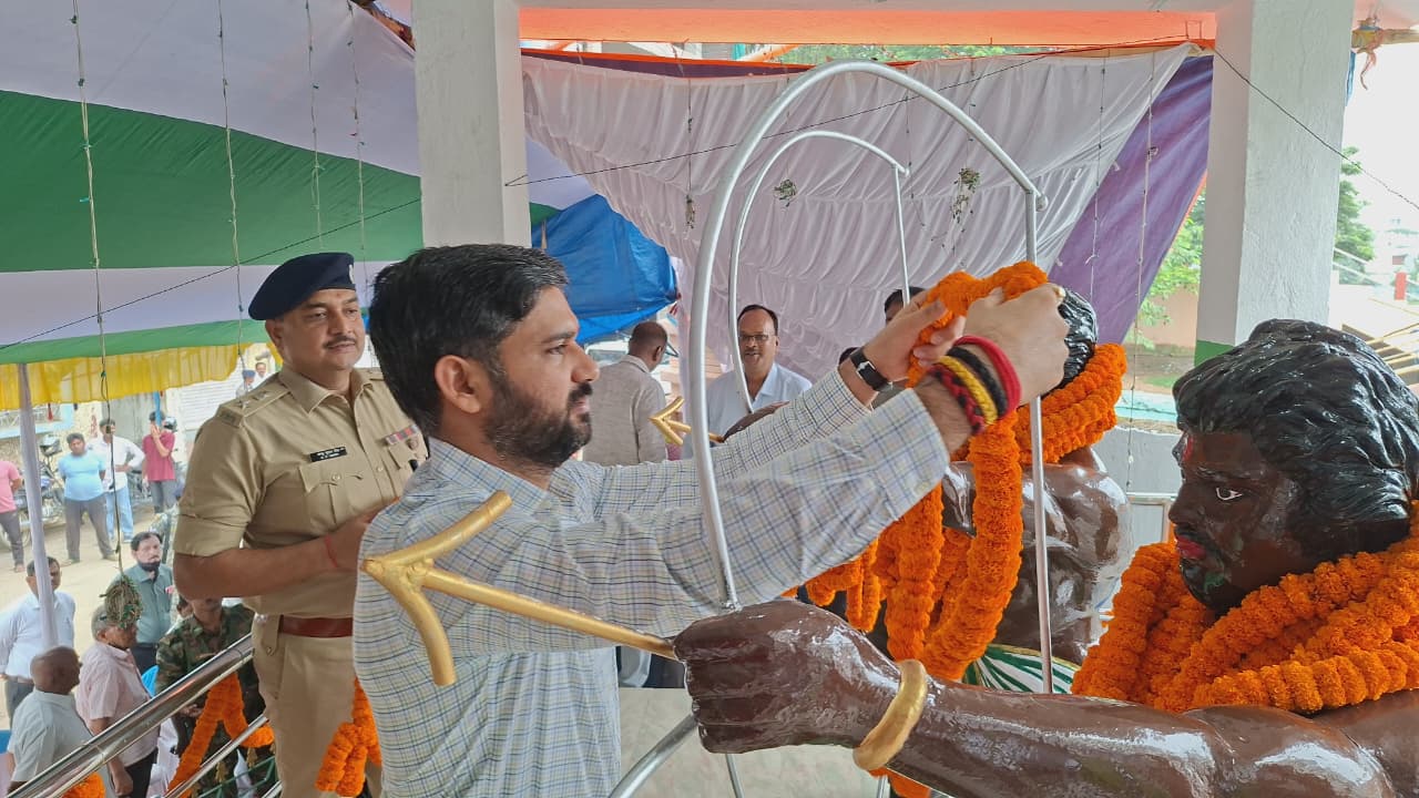 Jamtara News : हूल दिवस पर शहीदों को श्रद्धांजलि, डीसी बोले- जल, जंगल, जमीन की रक्षा को सजग रहें