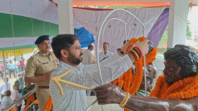 Jamtara News : हूल दिवस पर शहीदों को श्रद्धांजलि, डीसी बोले- जल, जंगल, जमीन की रक्षा को सजग रहें