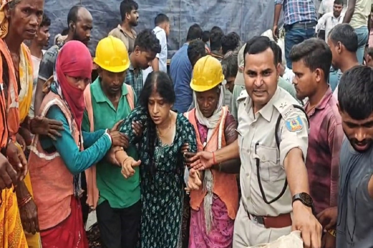 Ramgarh News : चुट्टूपालू घाटी में दो ट्रकों की टक्कर के बीच चपेट में आई कार, 3 घंटे की मशक्कत के बाद बचीं 2 जिंदगियां