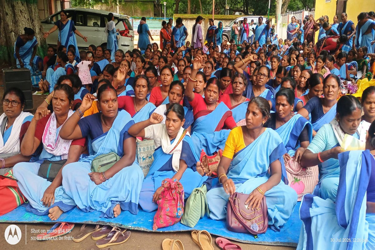 Latehar News : मंईयां सम्मान योजना का लाभ देने की मांग को लेकर जल सहियाओं का धरना
