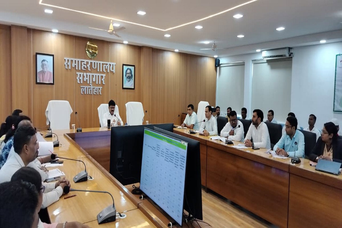 Latehar News : डीसी ने की स्वास्थ्य विभाग की समीक्षा, अधिकारियों को दिए निर्देश