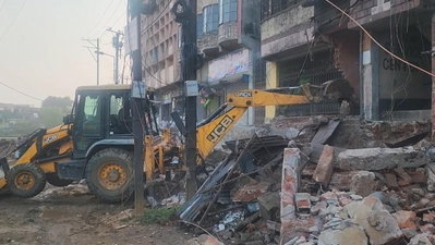 Dhanbad News : रांगाटांड़ अंडरपास रोड से हटा अतिक्रमण, एक दर्जन मकान-दुकानें ध्वस्त