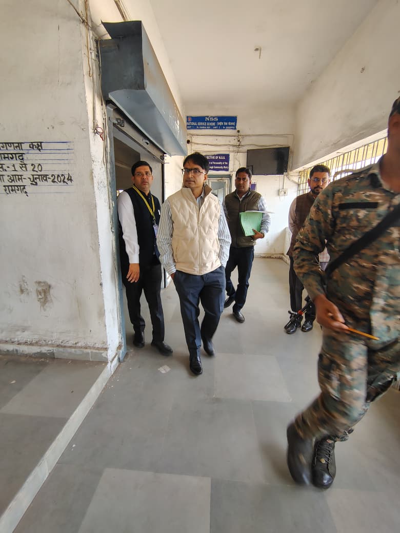 रामगढ़ः डीसी ने स्ट्रांग रूम व मतगणना केंद्र का किया निरीक्षण