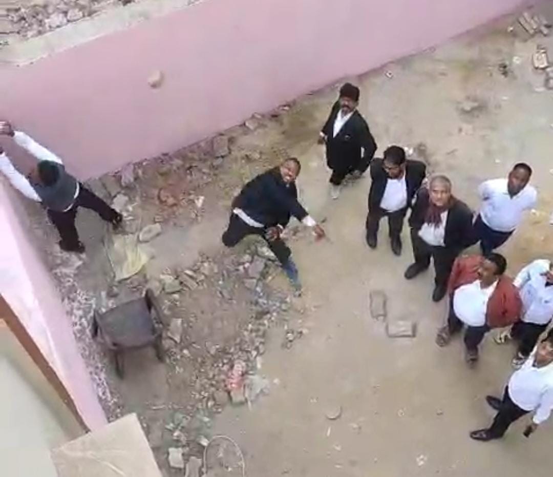 धनबाद सदर अस्पताल बाउंड्री वॉल पर बवाल: पत्थरबाजी में 1 स्वास्थ्यकर्मी घायल