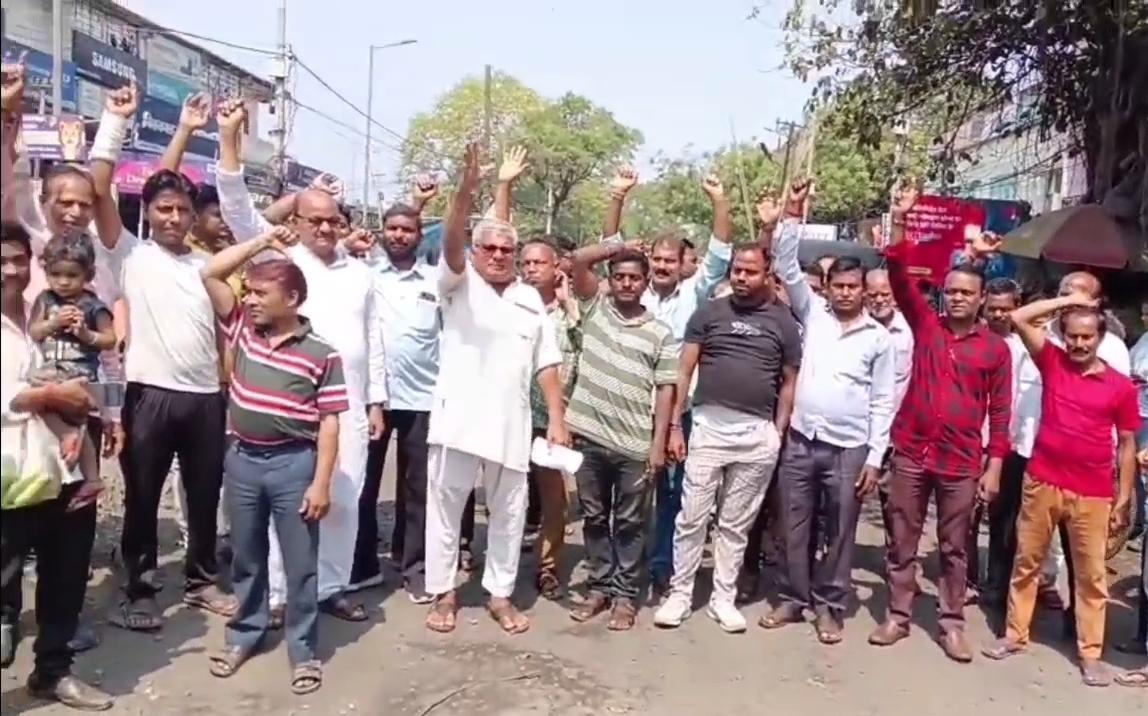 धनबादः महज 2 साल में ही जर्जर हो गई सड़क, विरोध में माले का प्रदर्शन