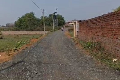 धनबादः 1 करोड़ से बन रही सड़क पर सवाल, घटिया निर्माण का आरोप; जांच की मांग