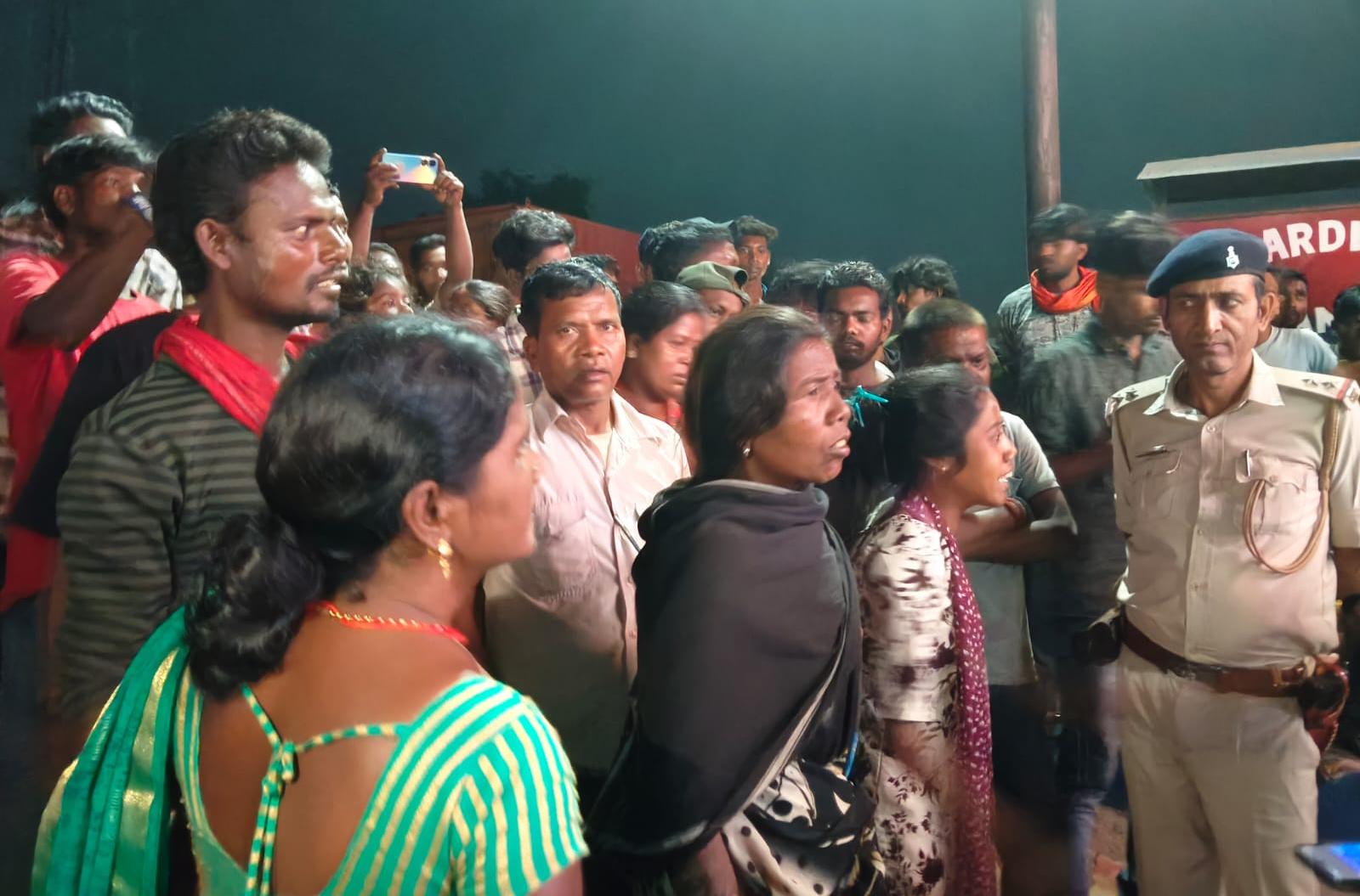 धनबादः बाघमारा में धमाके के साथ घर जमींदोज, 3 लोगों के मलबे में दबने की आशंका