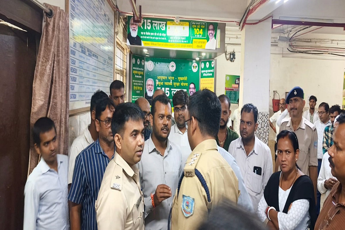 Bokaro News : फिजियोथेरेपिस्ट का शव उठाने से परिजनों का इंकार, कहा- यह आत्महत्या नहीं, हत्या हुई है