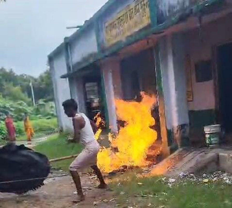 Dhanbad News : स्कूल में एमडीएम बनाते समय सिलेंडर में लगी आग, बड़ा हादसा टला, सभी छात्र सुरक्षित