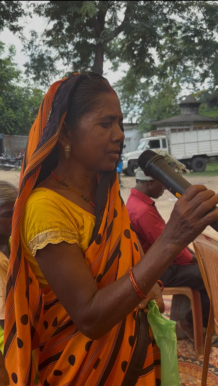 Latehar News : जिस महिला को 18 माह पहले मृत बता पेशन बंद कर दी, वह जनसुनवाई में हुई प्रकट