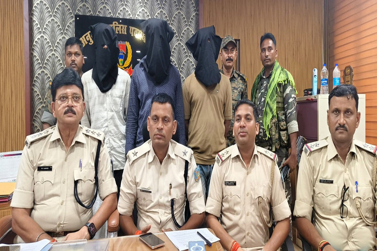 Hazaribagh News : होटल में पुलिस का छापा, हथियार के साथ तीन संदिग्ध गिरफ्तार
