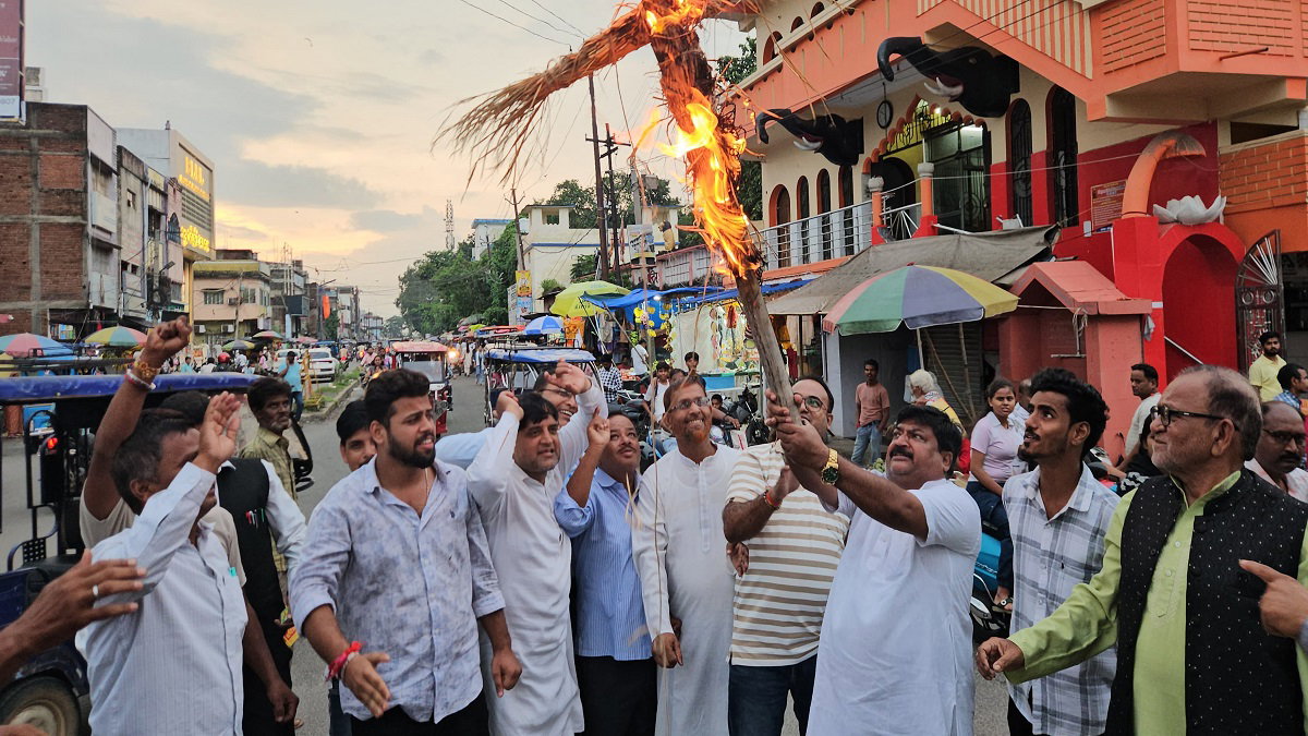 Giridih News : कांग्रेसियों का भाजपा के खिलाफ प्रदर्शन, फूंका केन्द्र सरकार का पुतला