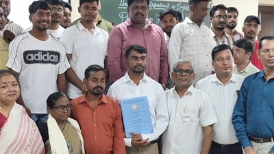 Dhanbad News : टूअर से लेकर पीएचडीधारी विधायक बनने तक जयराम महतो के संघर्ष की कहानी