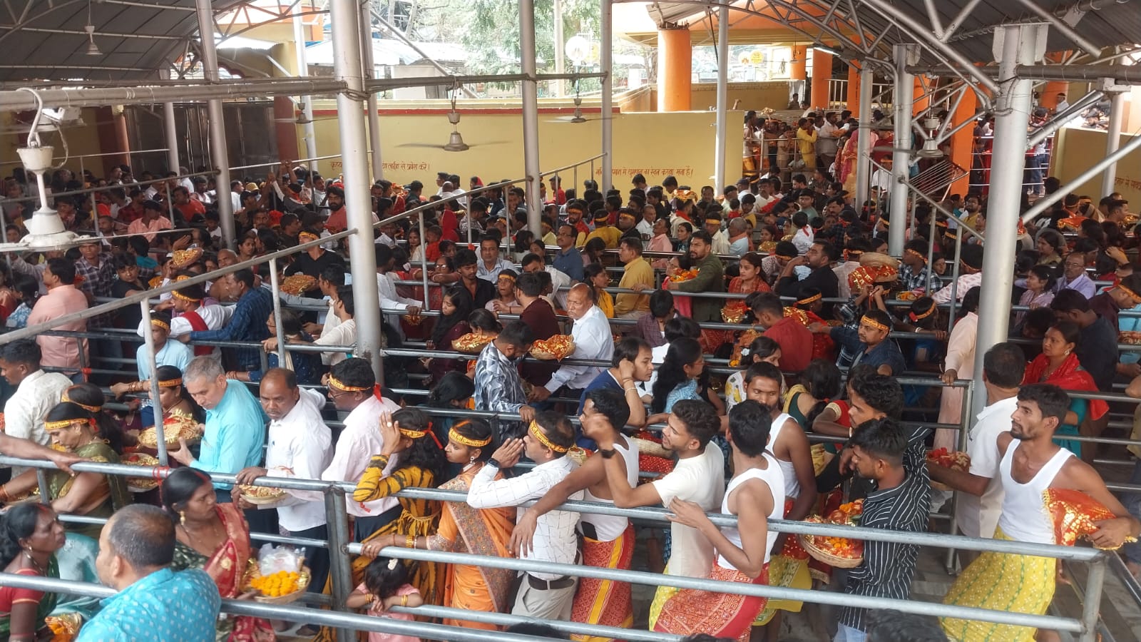 रामगढ़ः मां छिन्नमस्तिका मंदिर में उमड़ी श्रद्धालुओं की भीड़