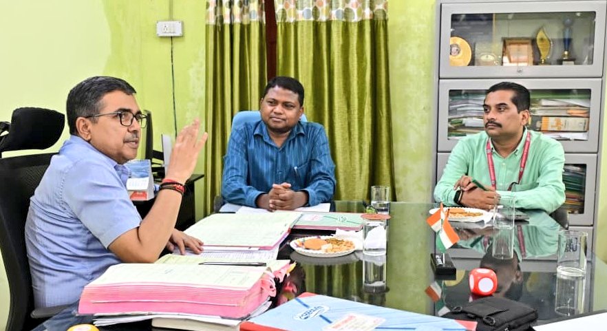 Bokaro News : डीसी ने DEO कार्यालय का किया निरीक्षण, एक हफ्ते में सभी रजिस्टर व्यवस्थित करने का निर्देश