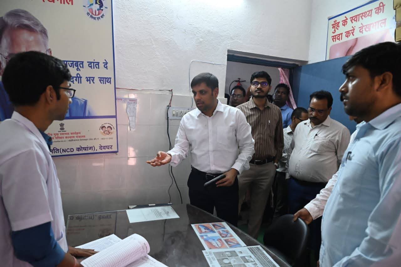 Deoghar News : डीसी ने मोहनपुर प्रखंड कार्यालय व CHC का किया निरीक्षण, लंबित कार्यों को जल्द पूरा करने का निर्देश