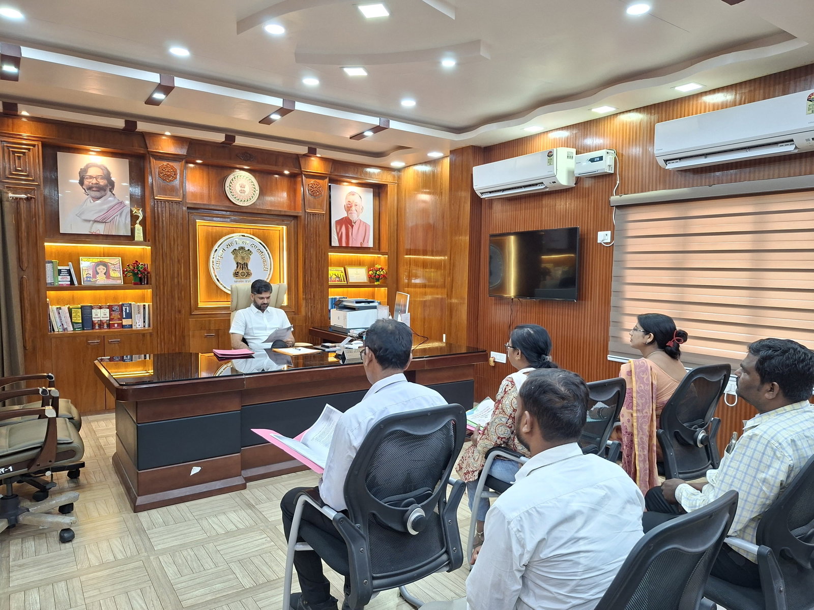 Jamtara News : अनाथ व जरूरतमंद बच्चों को मिलेगा सहारा, डीसी ने की 60 आवेदनों की समीक्षा