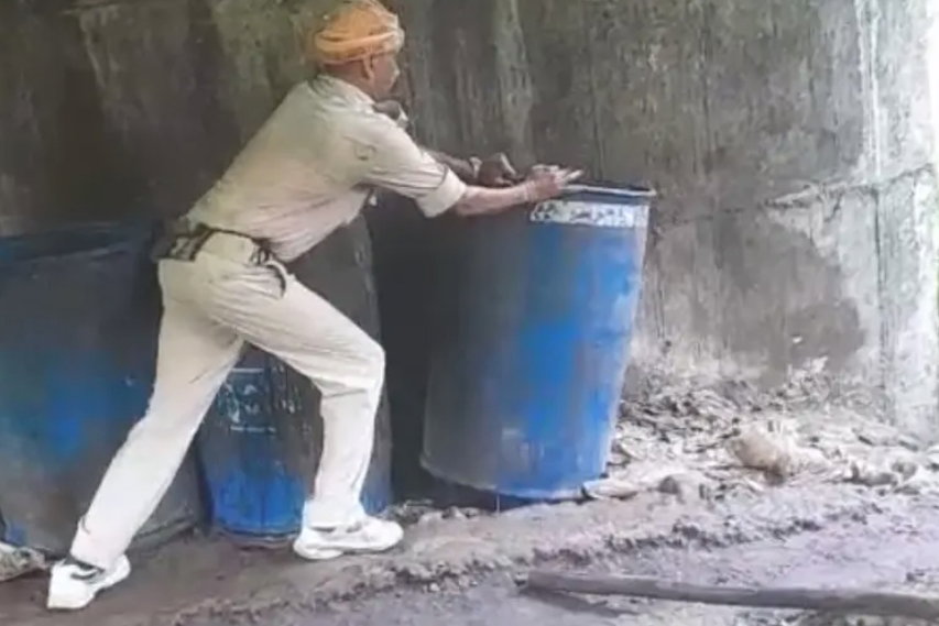 Jamshedpur News : पटमदा में 30 लीटर अवैध शराब जब्त, 1400 किलो जावा महुआ नष्ट