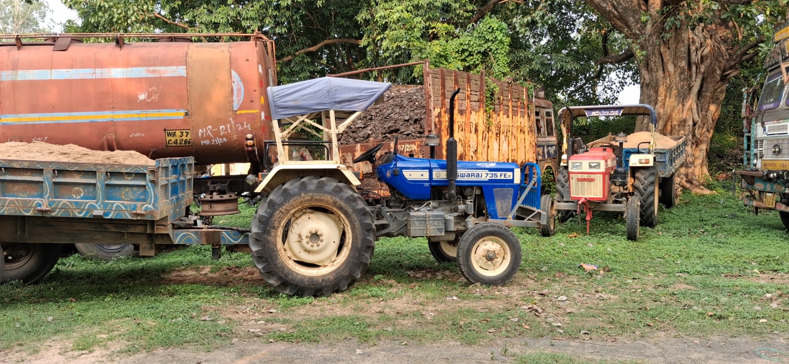 Jamtara News : अवैध बालू व स्टोन चिप्स लदे 4 ट्रैक्टर जब्त