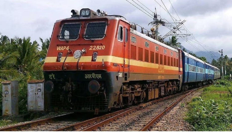 Dhanbad News : RPF ने एक माह में 4236 रेल यात्रियों से वसूला 13.81 लाख रु. जुर्माना