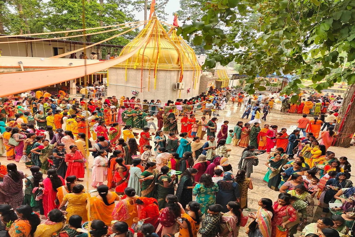 Chaibasa News : सावन की पहली सोमवारी पर महादेवशाल धाम में उमड़ी श्रद्धालुओं की भीड़