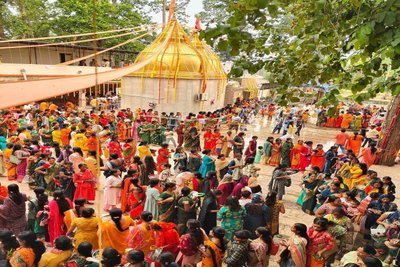 Chaibasa News : सावन की पहली सोमवारी पर महादेवशाल धाम में उमड़ी श्रद्धालुओं की भीड़