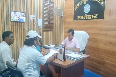Latehar News : कांग्रेस नेता डीएसओ से मिले, कहा- सूची में दर्ज नामों को ही राशन कार्ड से हटाएं