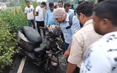 Dhanbad News : आठ लेन सड़क पर बाइक व स्कूटी में सीधी भिड़ंत, तीन युवक घायल