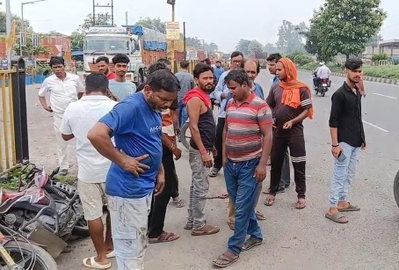 Dhanbad News :  कार से टकराने के बाद बाइक सवार युवकों को ट्रक ने कुचला, एक की मौत, दूसरा घायल