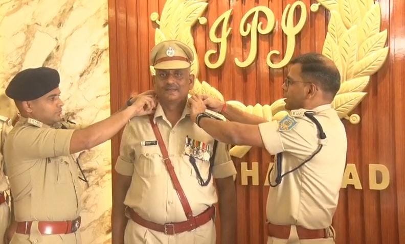 Dhanbad News : उत्कृष्ट कार्य को सम्मान, 4 पुलिसकर्मियों को आउट ऑफ टर्म प्रमोशन, तीन बने इंस्पेक्टर