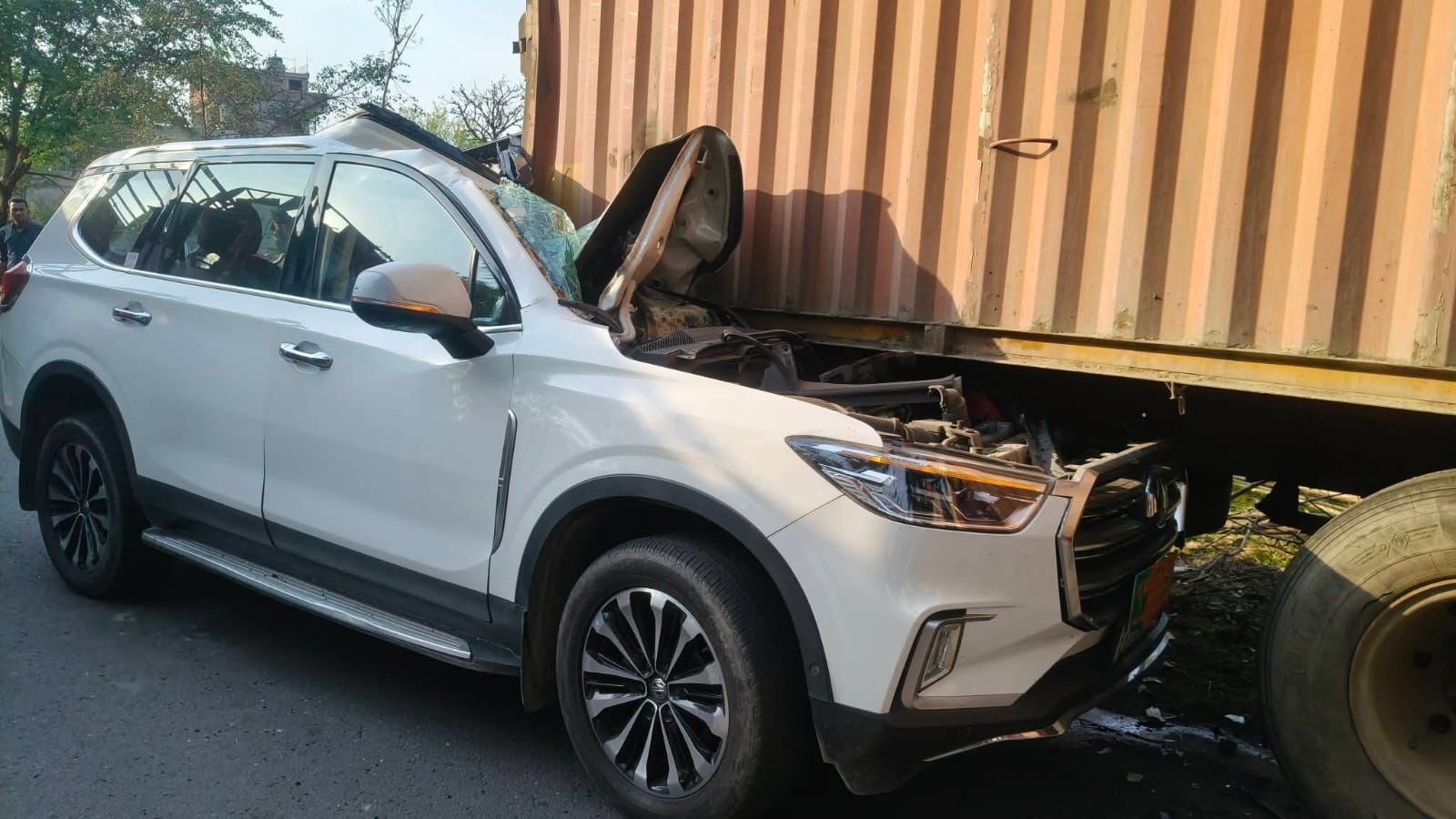 जामताड़ाः कार ने खड़े ट्रक में मारी टक्कर, दो लोग घायल, एक की हालत गंभीर