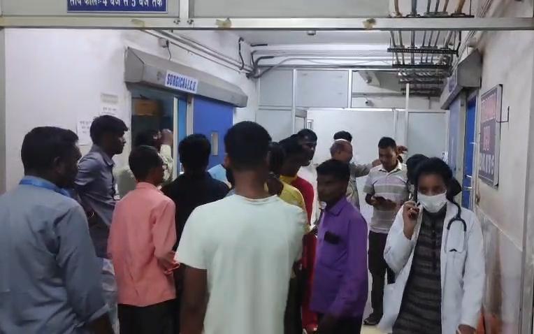 धनबादः बलियापुर में बाइक-पिकअप की टक्कर में किशोर की मौत, दो घायल