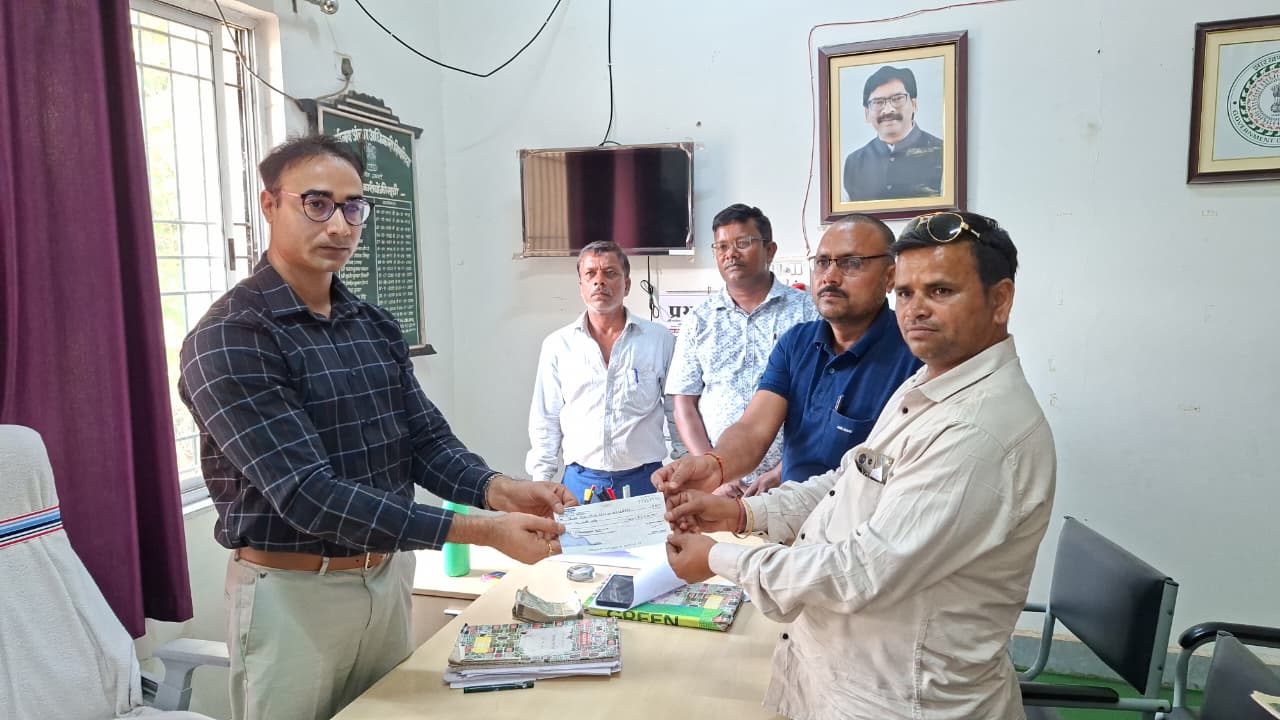 चतराः सड़क हादसे में मृतक के परिजनों को मिला 10 लाख, घायल को 2 लाख मुआवजा