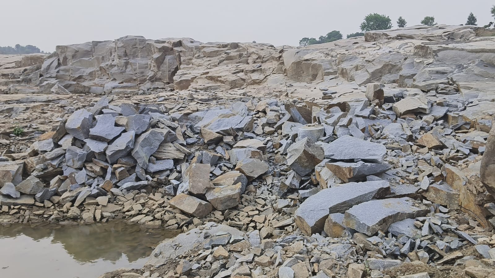 Jamtara News : जिले में पत्थर माफिया सक्रिय, बराकर नदी में अंधाधुंध तोड़े जा रहे पत्थर