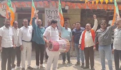 Dhanbad News : बंगाल व असम में भाजपा की जीत का जश्न, विधायक राज सिन्हा ने मांदर बजा बांटी मिठाई