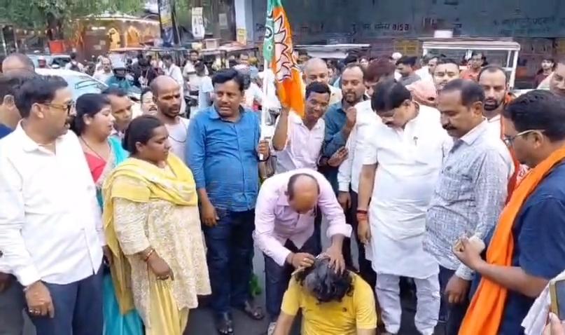 Dhanbad News : बंगाल में भाजपा की जीत पर कार्यकर्ता ने एक साल बाद कराया मुंडन