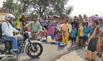Dhanbad News : पेयजल संकट पर भड़का जनाक्रोश, ग्रामीणों ने सड़क जाम कर किया प्रदर्शन