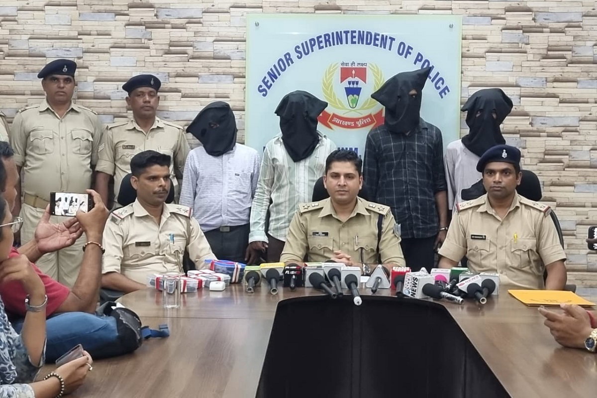 Jamshedpur News : महिला से चेन छिनतई मामले में 3 बदमाश लोडेड पिस्टल के साथ गिरफ्तार