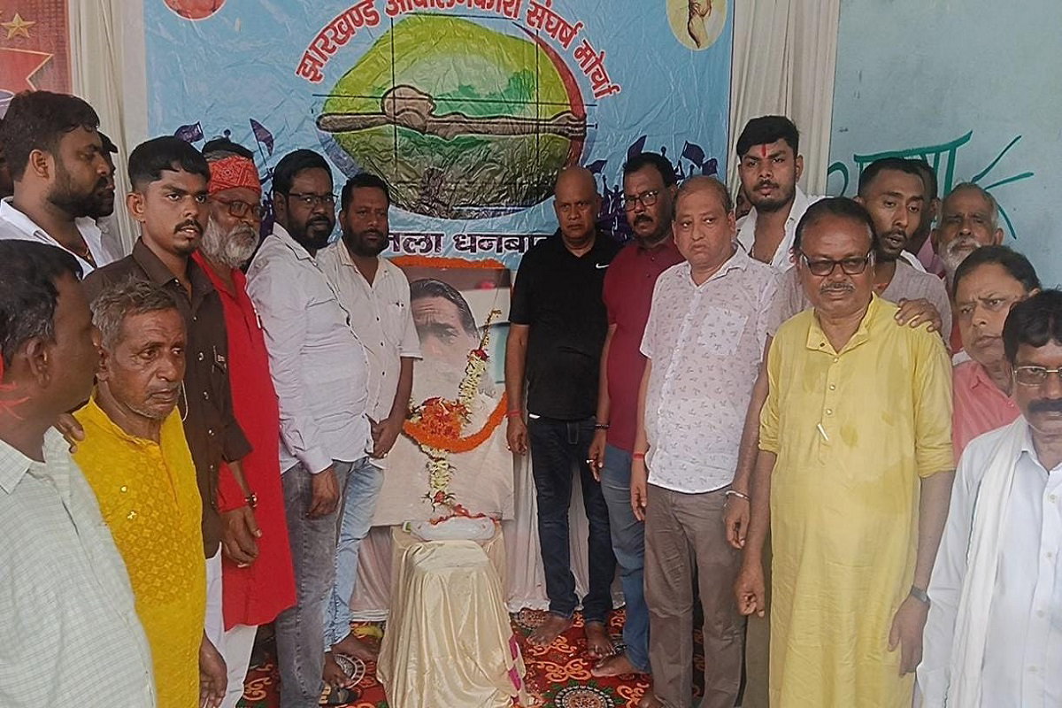 Dhanbad News : दिशोम गुरु को प्रथम पुण्यतिथि पर श्रद्धांजलि, पाठ्यक्रम में जीवन संघर्ष शामिल करने की उठी मांग