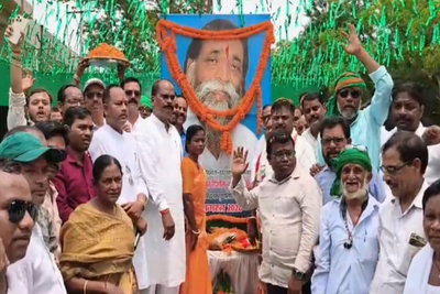 Bokaro News : गुरुजी की पहली पुण्यतिथि मनी, डीसी-एसपी व झामुमो नेताओं ने दी श्रद्धांजलि