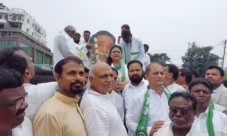 Dhanbad News : झामुमो ने गुरुजी के कटआउट पर दी पुष्पांजलि, प्रतिमा अधूरी रहने से नहीं हो सका अनावरण