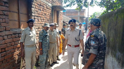 Saraikela News : अपराधी कदीम खान के ठिकानों पर पुलिस के छापे, आर्थिक नेटवर्क की जांच