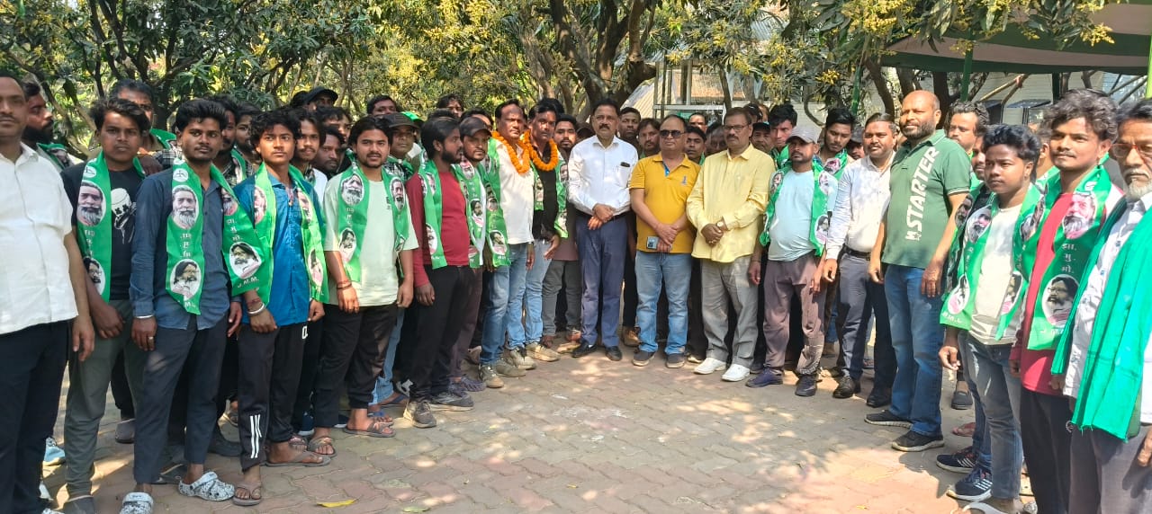 गिरिडीहः 60 युवा भाजपा छोड़ झामुमो में शामिल, मंत्री सुदिव्य रहे मौजूद