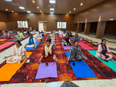 चक्रधरपुरः रेलवे सभागार में महिला कर्मियों ने किया योगाभ्यास