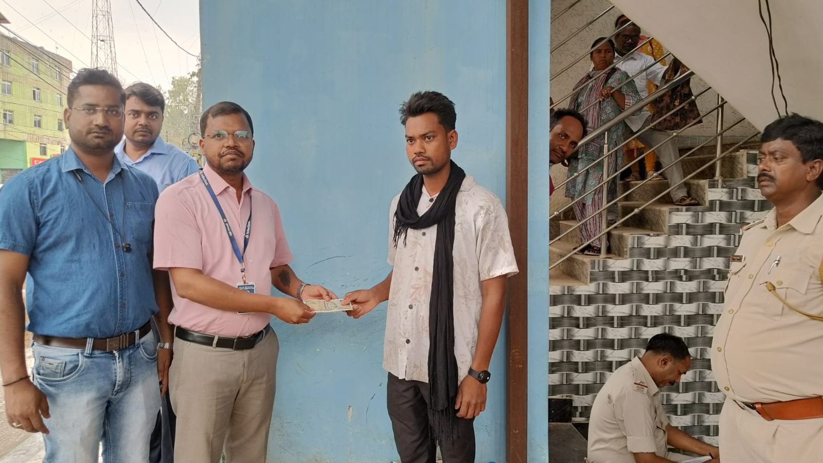 Simdega News : इलाज के लिए पैसे निकालने बैंक आए व्यक्ति की मौत