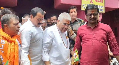 Deoghar News : केंद्रीय मंत्री भूपेंद्र यादव व सांसद निशिकांत दुबे देवघर पहुंचे, बाबा मंदिर में की पूजा